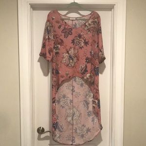 Hi-low top with cuffed sleeves. V-neck top.